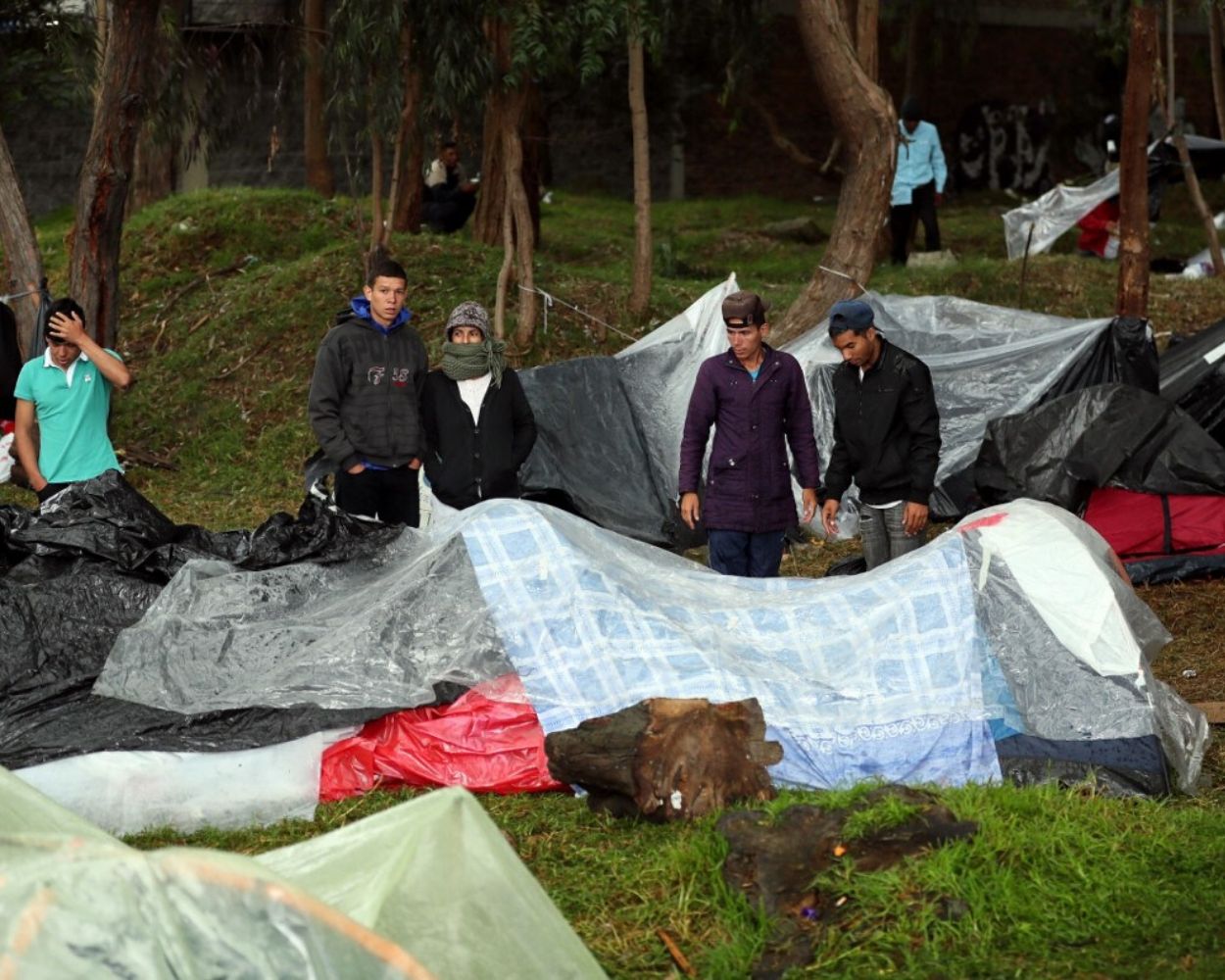 Migrantes venezolanos en campamento hecho en Colombia. Foto: EFE