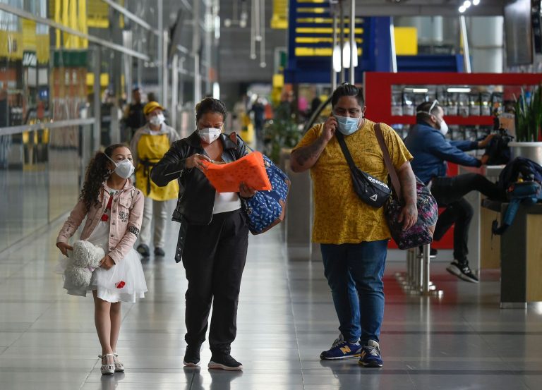 Piden al Gobierno peruano dejar entrar a familiares de venezolanos residentes