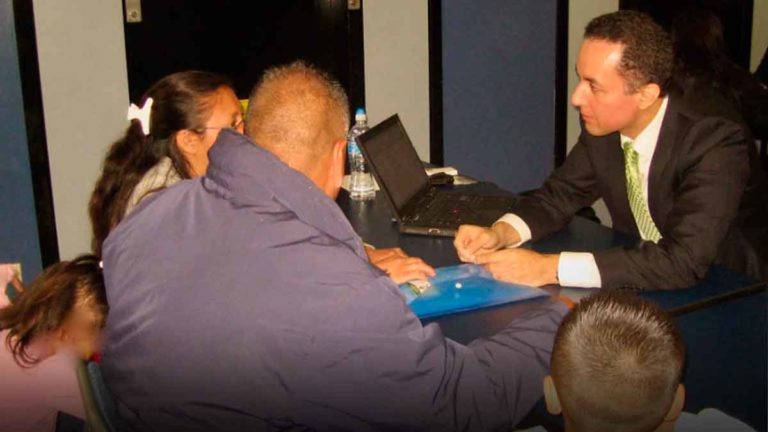 Los precios por trámite que cobra un asesor migratorio a los venezolanos