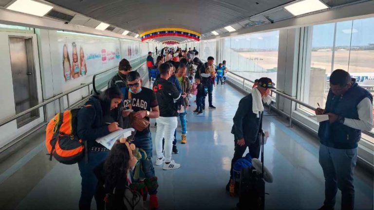 Llega a Caracas vuelo «Vuelta a la Patria» con venezolanos que estaban varados en frontera Chile  – Perú