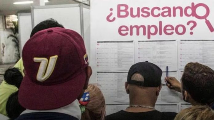 cuanto trabajadores venezolanos tienen un contrato de trabajo en Perú en 2024