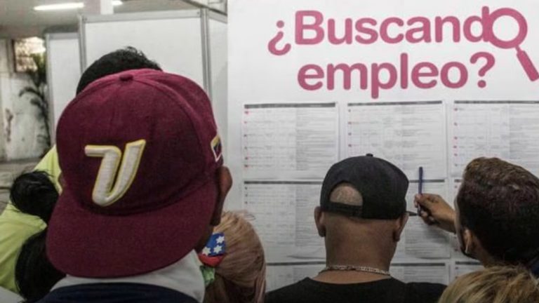 ¿Cuántos venezolanos tienen contrato de trabajo en Perú?