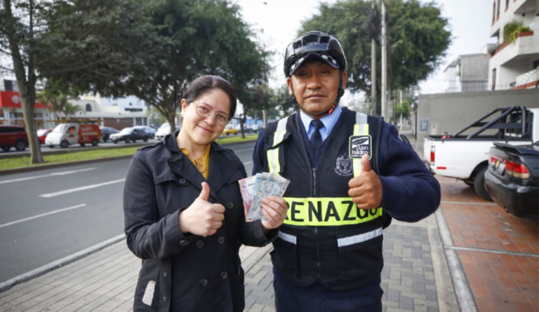 Oficial peruano devolvió dinero que había perdido una emprendedora venezolana en la calle