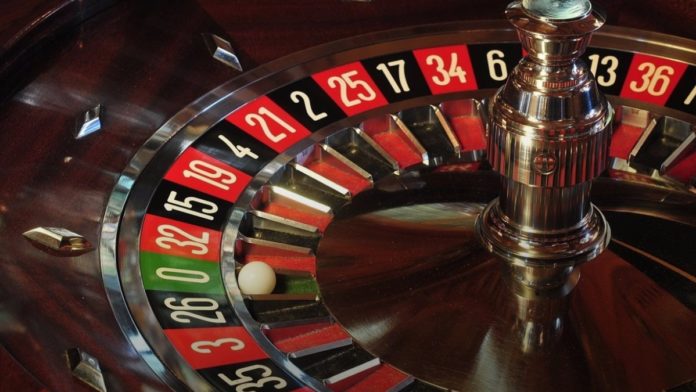 La principal diferencia es la cantidad de segmentos de la ruleta: la ruleta europea tiene 37 casillas y la americana, 38.